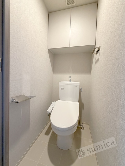 トイレ　人気アイテムの温水洗浄便座。清潔感のあるトイレです。