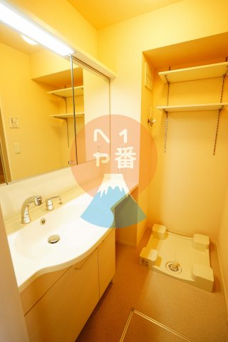 洗面設備　独立洗面台、朝の身支度には欠かせません