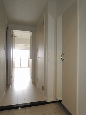 玄関　別階層２号室参考写真。