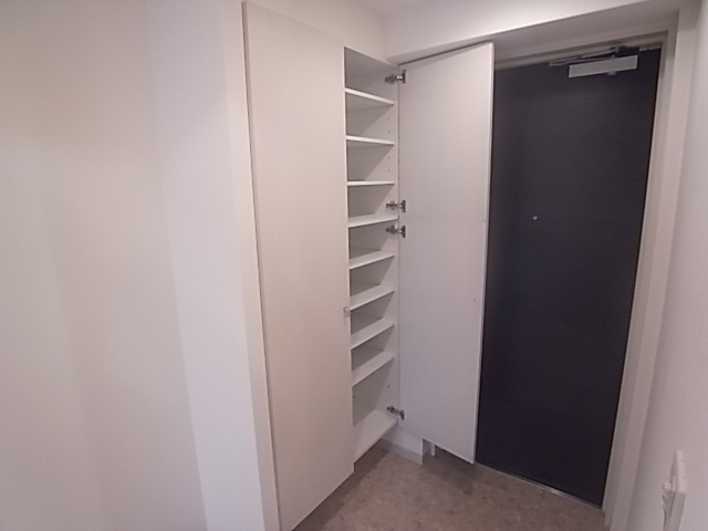 玄関　天井までのシューズクローゼット