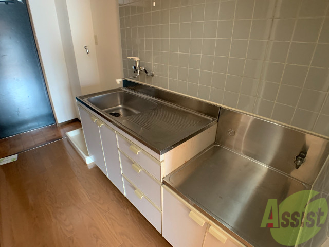 キッチン　広々としたキッチンです。調理がしやすそうなキッチンですね。