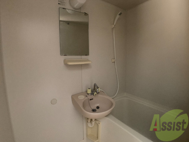 洗面設備　綺麗な洗面台ですね。用途に合わせて使うことが出来ますね。