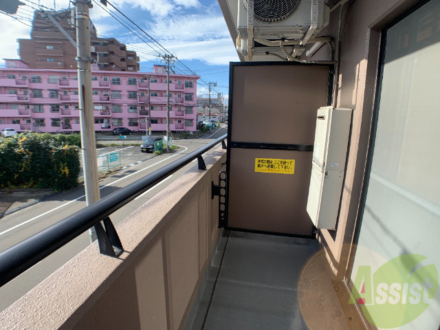 バルコニー　広いバルコニーです。洗濯物が干しやすいですね。