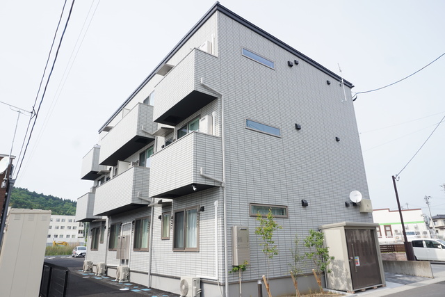 建物外観　２０２２年２月撮影☆バルコニー側からみた外観写真です☆