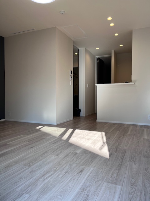 居室・リビング　2面採光のゆったりリビング♪