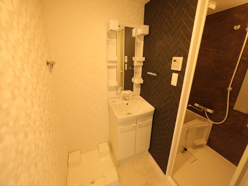 洗面設備　脱衣所　独立洗面台（シャンプードレッサー付）収納スペース有