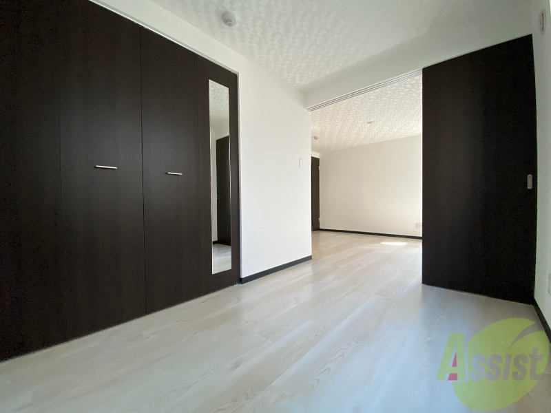 その他部屋・スペース　寝室はこちらです。光が差し込む、温かみのあるお部屋です。