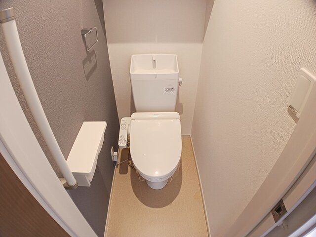 トイレ　落ち着いた色調のトイレです