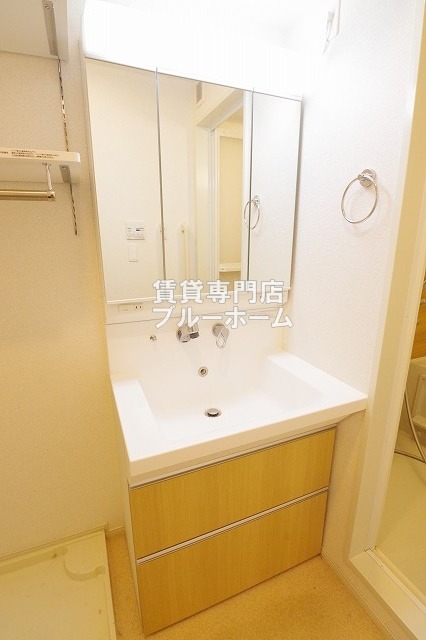 洗面設備　三面鏡独立洗面台あります！