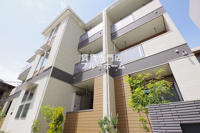 建物外観　木造3階建てのきれいな物件！
