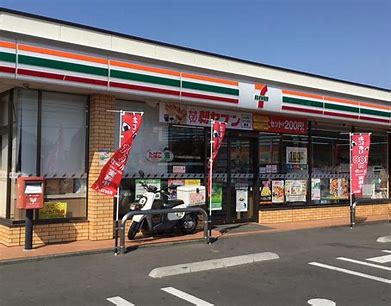 コンビニ　セブンイレブン 西新宿4丁目店（コンビニ）まで111m