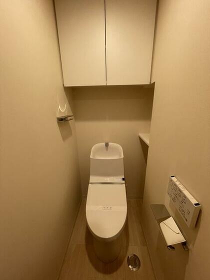 トイレ　バストイレ別、温水洗浄便座付き　　収納付き