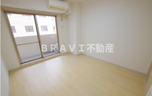 居室・リビング　【ドゥーエ本庄】こちらの居間で趣味の時間をお楽しみください