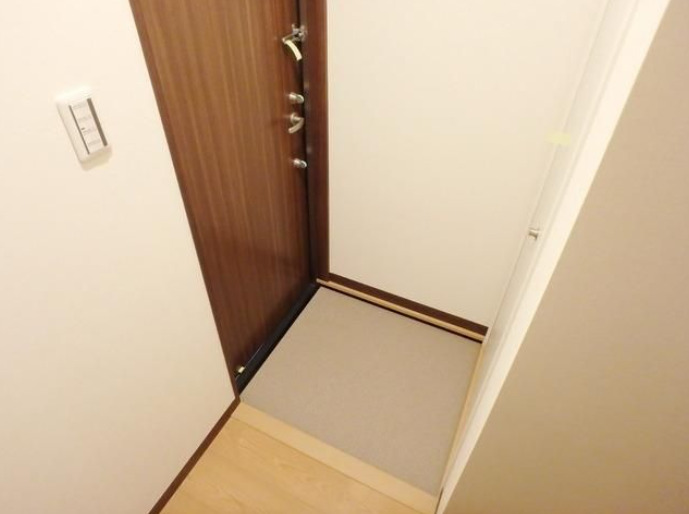 玄関　※別部屋参考写真