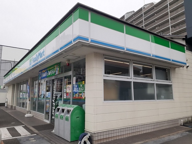 コンビニ　ファミリーマート様（コンビニ）まで650m