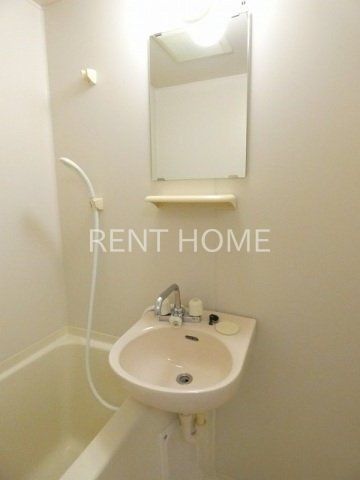 洗面設備　浴室内に洗面台・鏡もあります