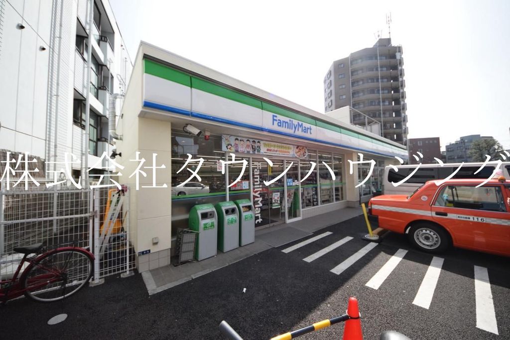 コンビニ　ファミリーマート（コンビニ）まで330m