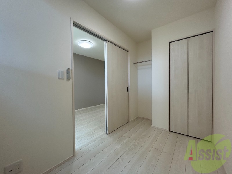 その他部屋・スペース　寝室になりそうな洋室です。シンプルで落ち着きますね。