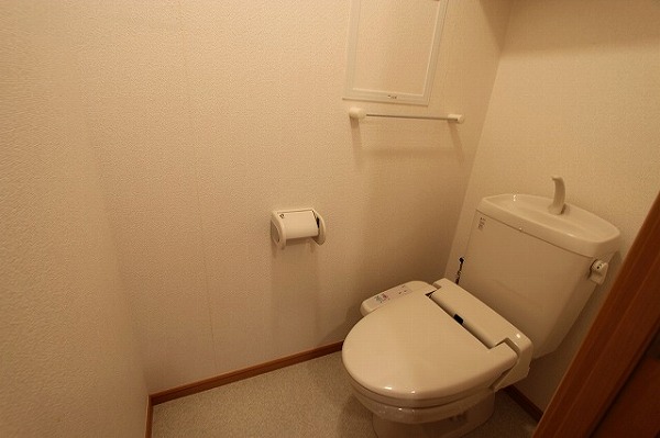 トイレ　温水シャワー付きトイレです