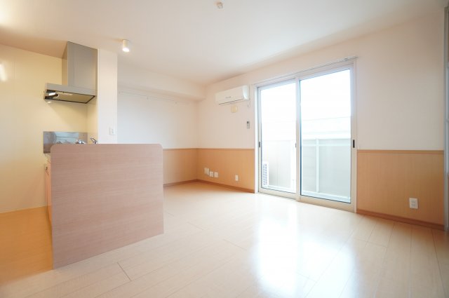 居室・リビング　※同物件・反転タイプの写真です。