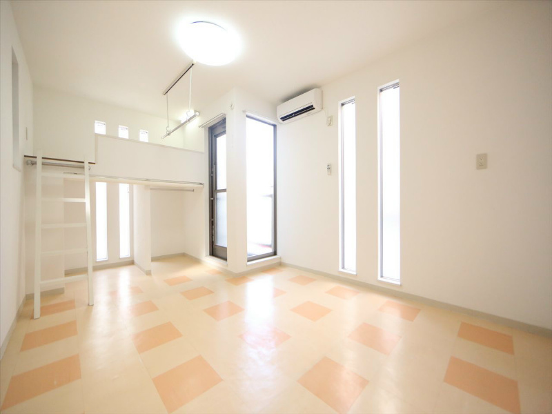 居室・リビング　洋室7.15帖　エアコン付　ロフト付（寝室にも使えます）