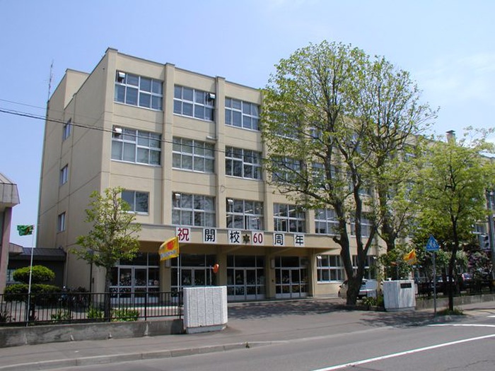 中学校　美香保中学校（中学校）まで570m