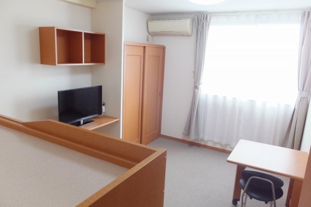 居室・リビング　1階はフローリング、2階はじゅうたんです。