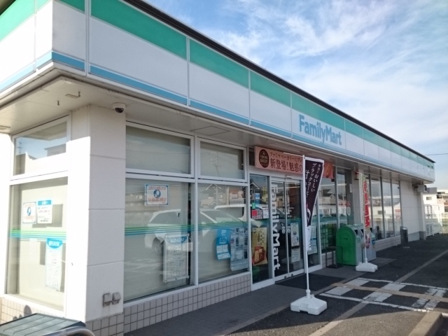 コンビニ　ファミリーマート様（コンビニ）まで300m