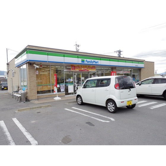 コンビニ　ファミリーマート諏訪四賀店（コンビニ）まで956m