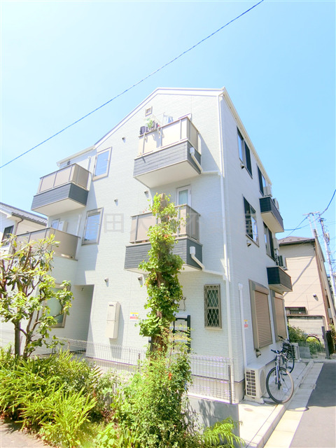 建物外観　2021年6月築　木造3階建て総戸数9戸オートロック付バスト