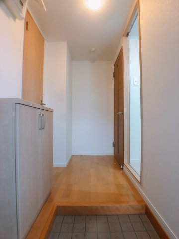 玄関　※写真は反転タイプのお部屋です