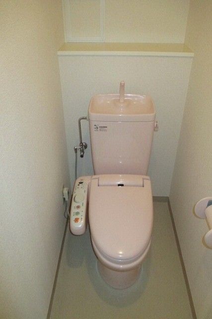 トイレ　ウォシュレット付き。