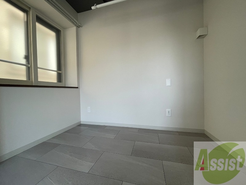 その他部屋・スペース　寝室はこちらです。光が差し込む、温かみのあるお部屋です。