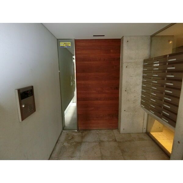 エントランス　弊社は都内全域の物件をご紹介可能です！