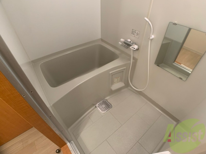 バス・シャワールーム　バスルームは狭すぎず、シャワーも浴びやすそうです。
