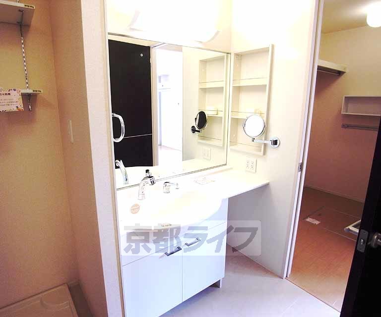 洗面設備　高級感のある独立洗面台。