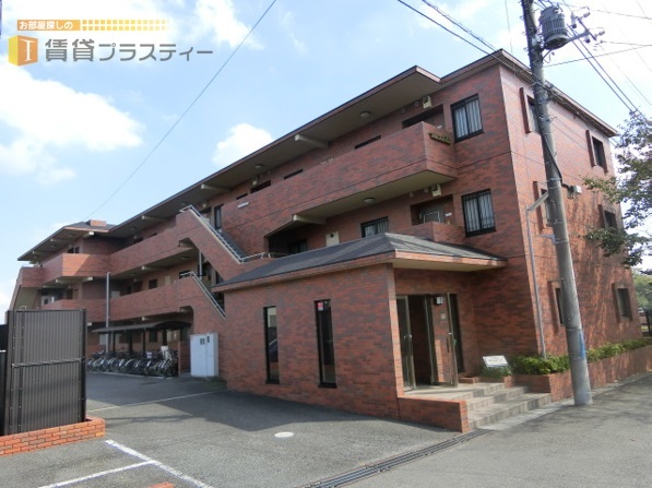 建物外観　ヴィンテージ感漂う、総タイル貼りマンション。