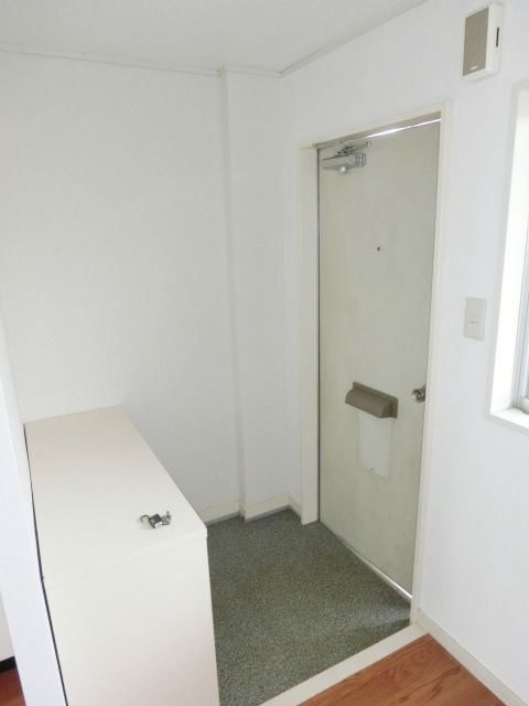 玄関　玄関にはシューズボックス。