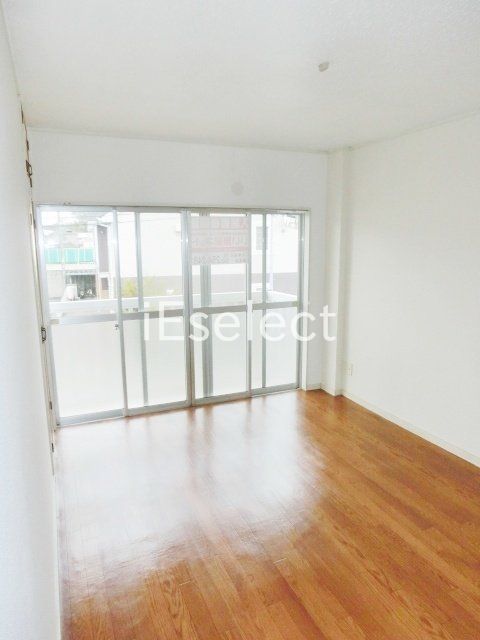 居室・リビング　前面は敷地内駐車場で日当たり良好です。