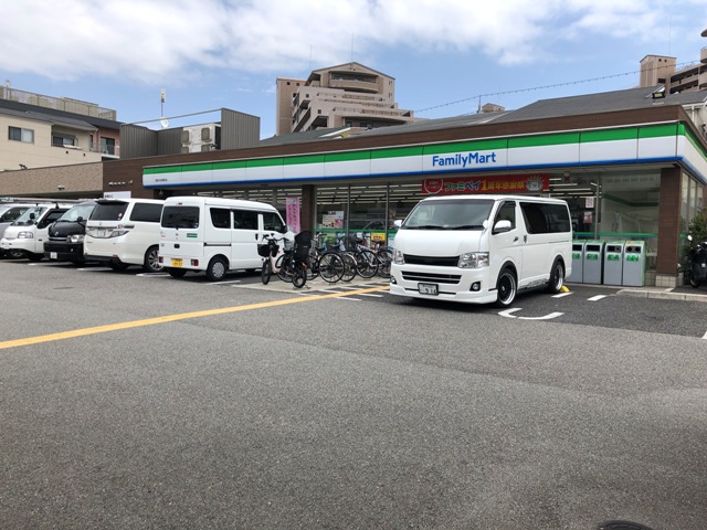 コンビニ　ファミリーマート（コンビニ）まで318m