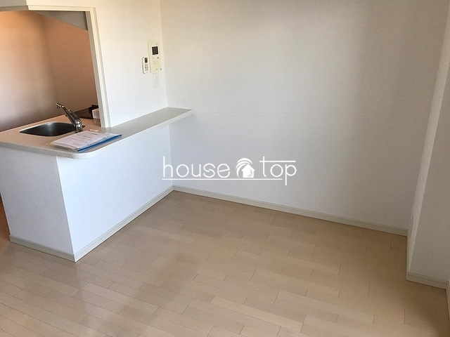 居室・リビング　オシャレなカウンターキッチン！キッチンの後部には冷蔵庫設置可