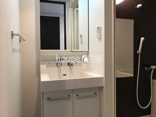 洗面設備　シャンプードレッサー！脱衣スペースもありますよ♪