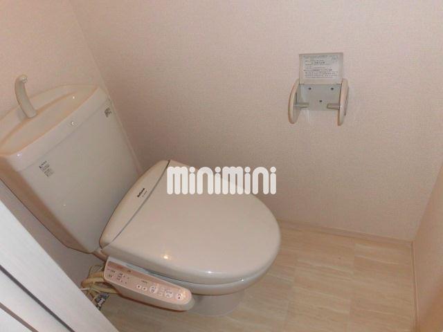 トイレ　温水洗浄便座付いています。