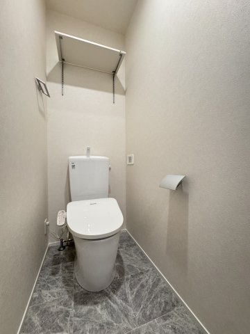 トイレ　落ち着いた色調のトイレです