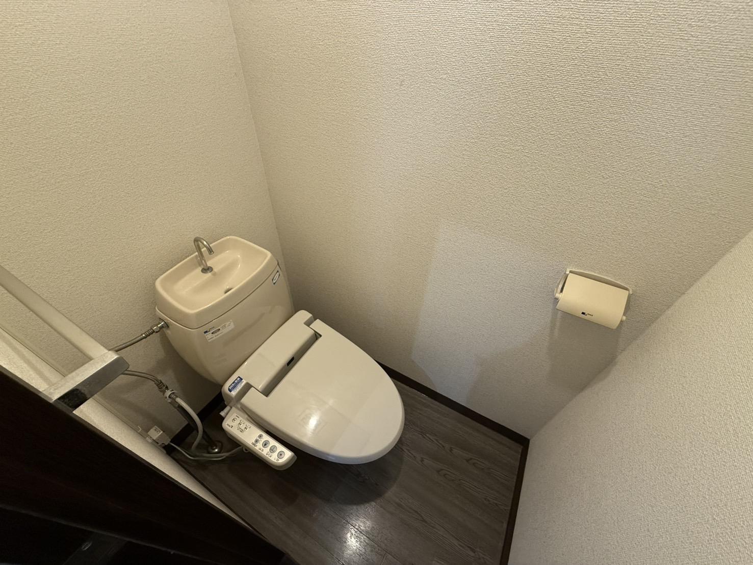 トイレ　温水洗浄便座付きのトイレです(別部屋参考写真)