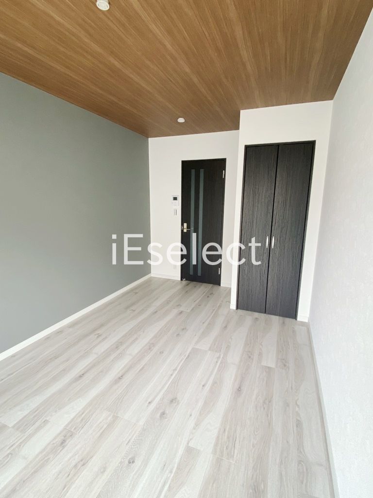 居室・リビング　落ち着いたカラーの洋室です。