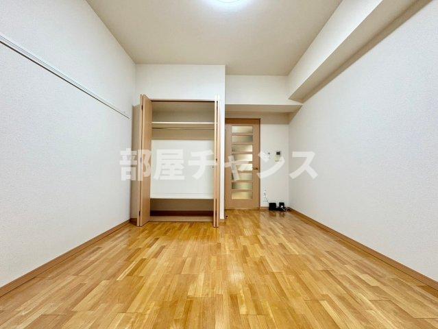 その他部屋・スペース　落ち着いた色調の寝室です