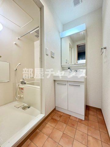 洗面設備　独立洗面台あり、毎朝おしゃれに忙しい女性の方におすすめです