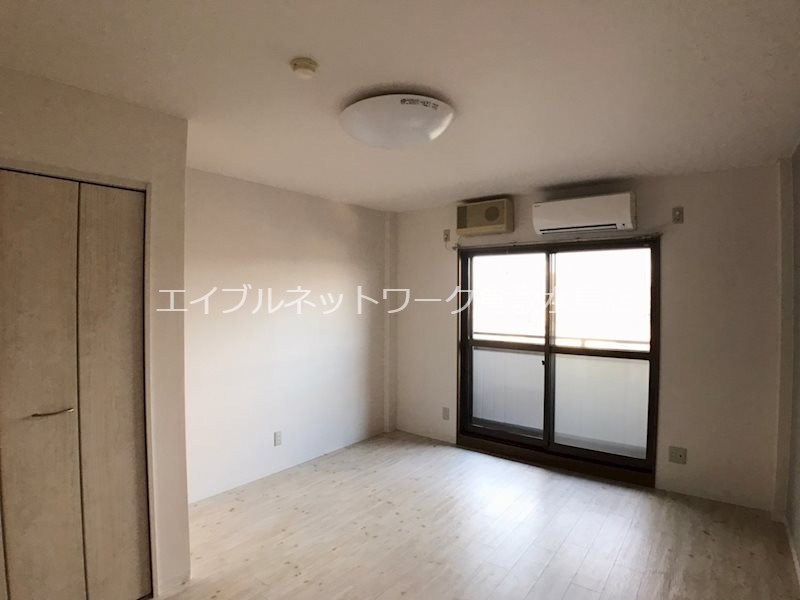 居室・リビング　こちらのリビングで趣味の時間をお楽しみください