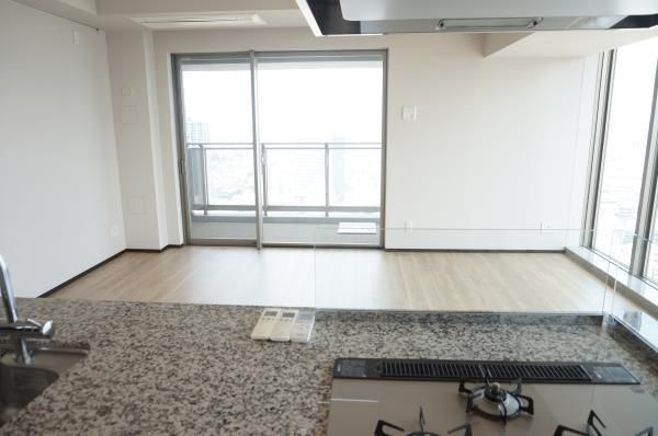 居室・リビング　こちらのリビングで趣味の時間をお楽しみください